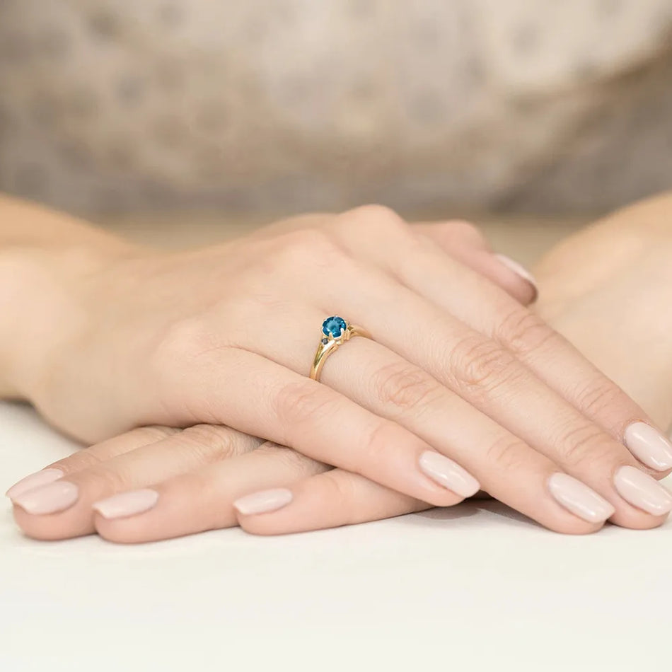 Zlatý prsten s 0,50ct topazem London Blue a černými diamanty