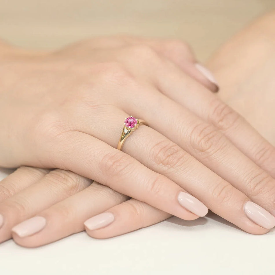 Zlatý prsteň s 0,60 ct ružovým topásom a diamantmi