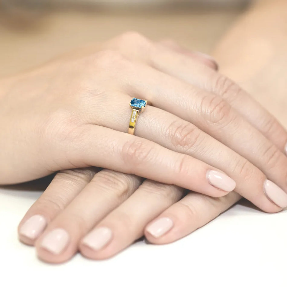 Goldring mit 0,65 ct Topas und 0,04 ct Diamanten