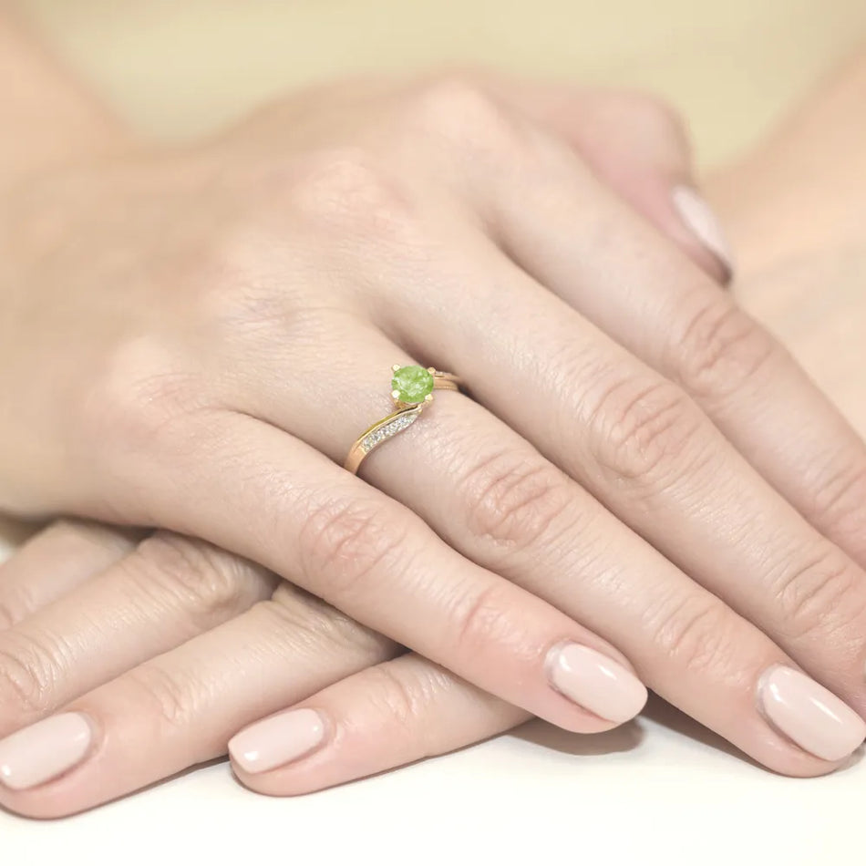 Zlatý prsteň s 0,60 ct olivínom a 0,05 ct diamantmi