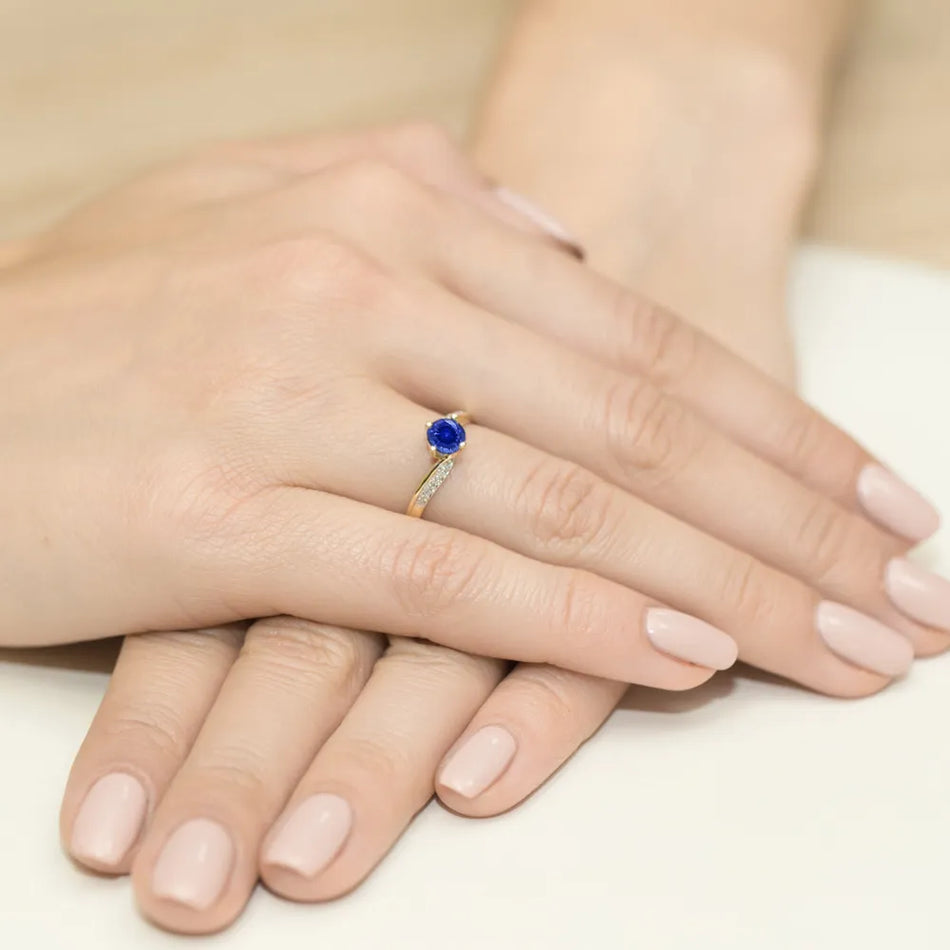 Zlatý prsten se safírem 0,50 ct a diamanty 0,05 ct