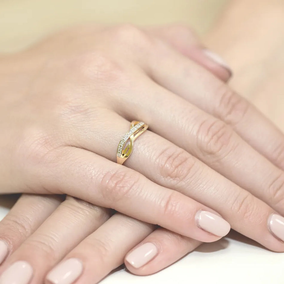 Zlatý prsteň s diamantmi 0,06 ct