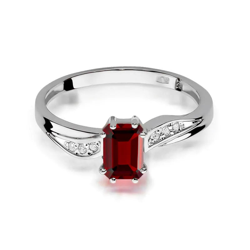 Gold Ring with 0.80ct Ruby and 0.03ct Diamonds