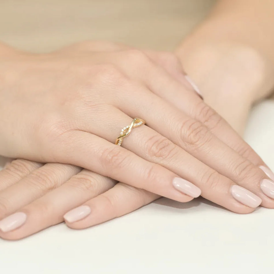 Zlatý prsten s diamanty 0,07 ct