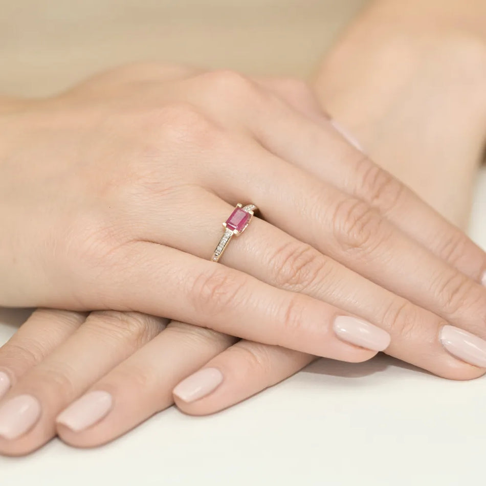 Zlatý prsten s rubínem 0,80 ct a diamanty 0,03 ct