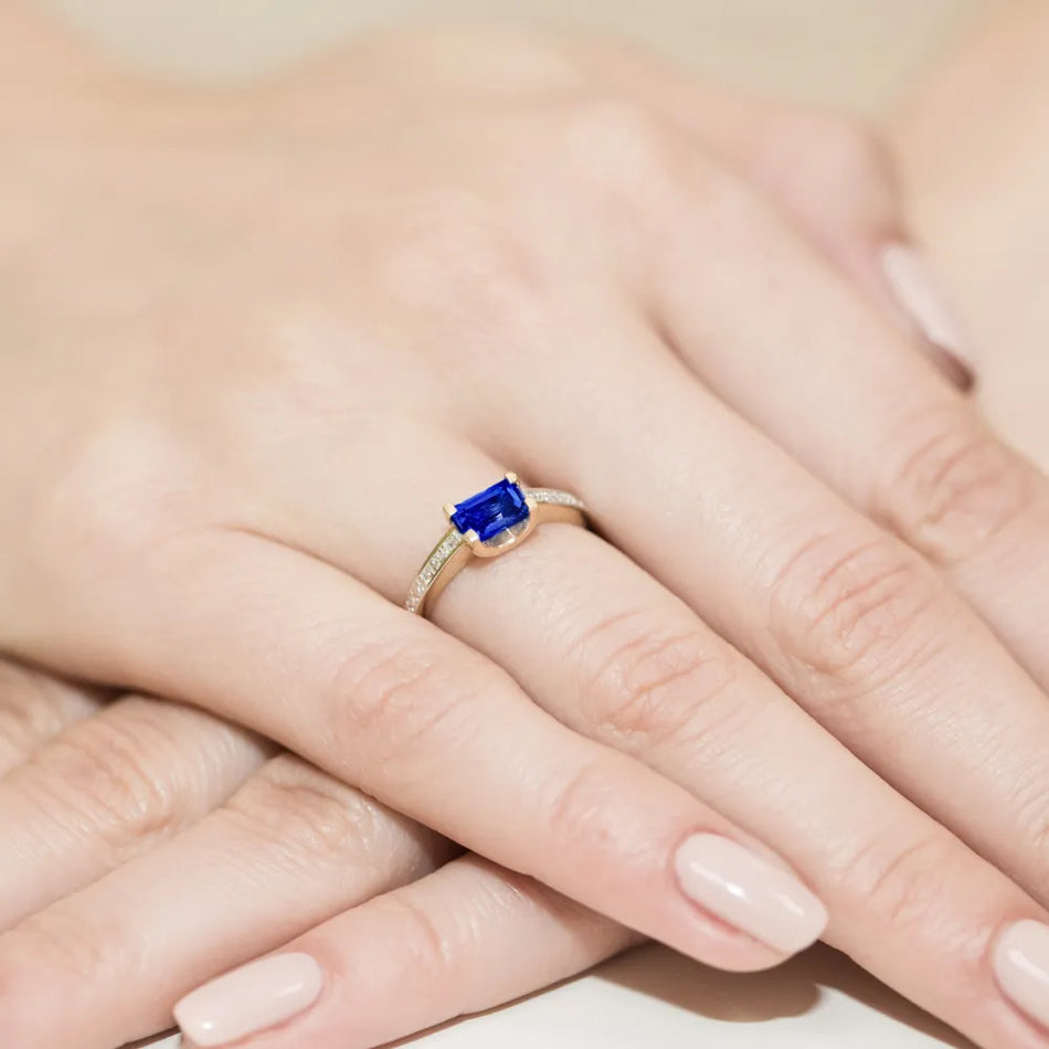 Gold Ring with 0.60ct Sapphire and 0.03ct Diamonds