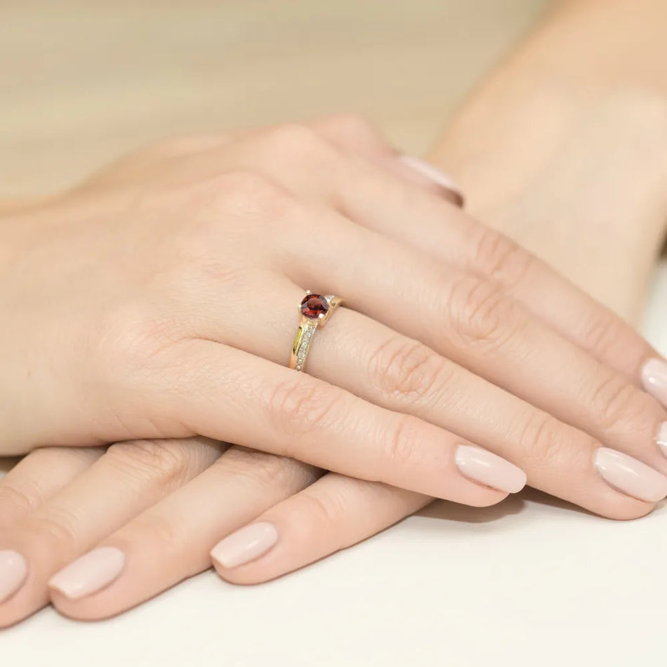 Zlatý prsten s 0,60ct granátem a 0,03ct diamanty