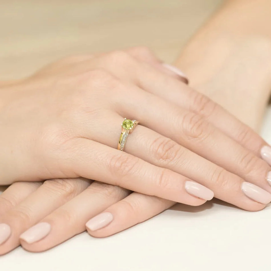 Zlatý prsteň s 0,60 ct olivínom a 0,03 ct diamantmi