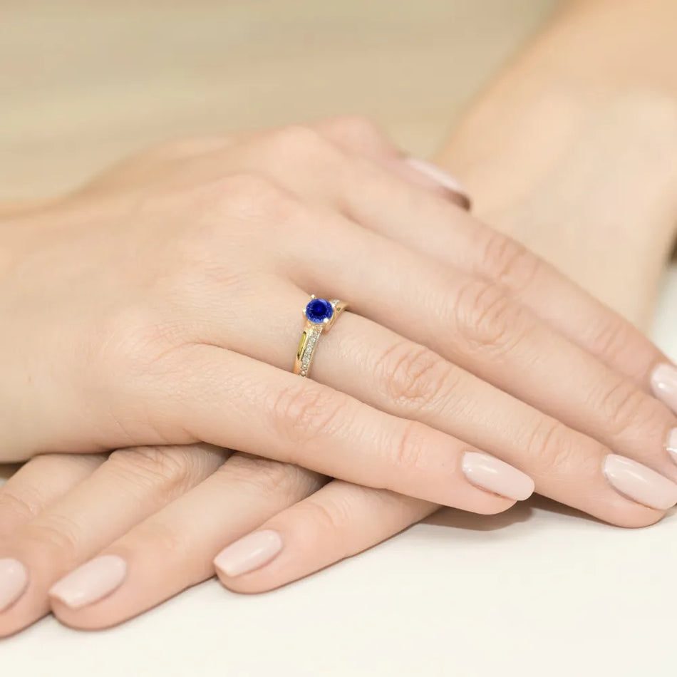 Zlatý prsten se safírem 0,50 ct a diamanty 0,03 ct