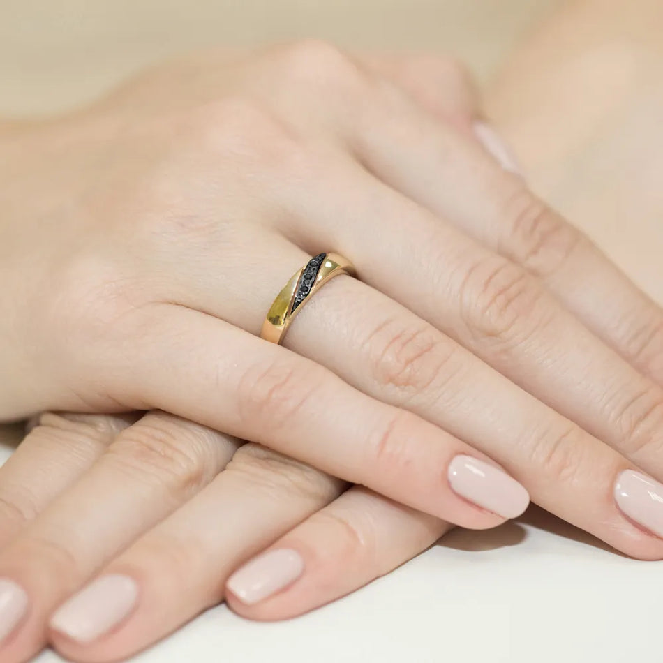 Zlatý prsten s 0,015ct černými diamanty