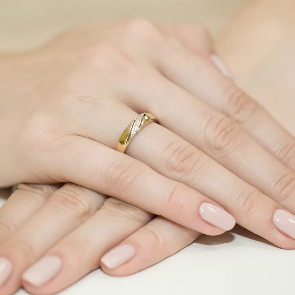 Goldring mit 0,015 ct Diamanten