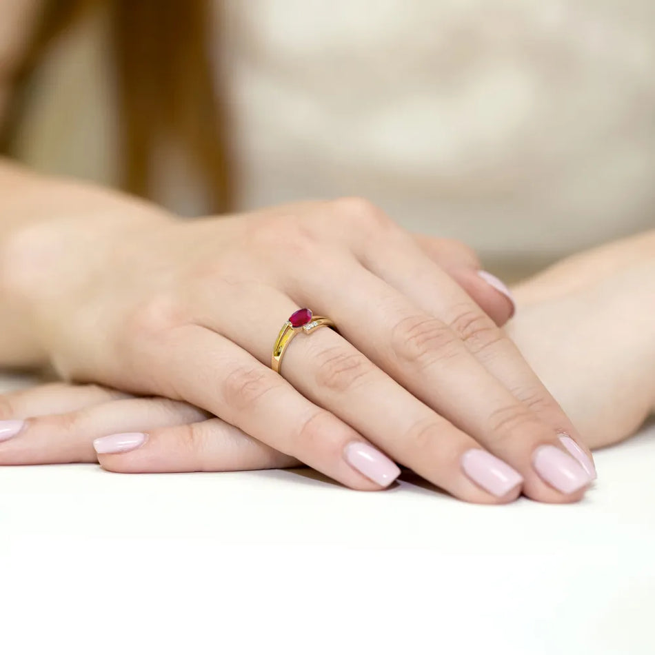 Zlatý prsten s rubínem 0,60 ct a diamanty 0,052 ct