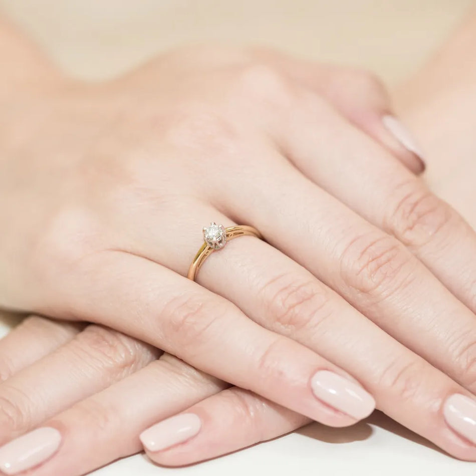 Goldring mit 0,15 ct Diamant