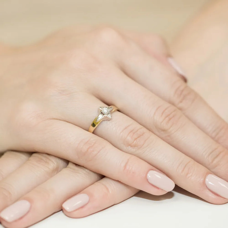 Goldring mit 0,12 ct Diamant