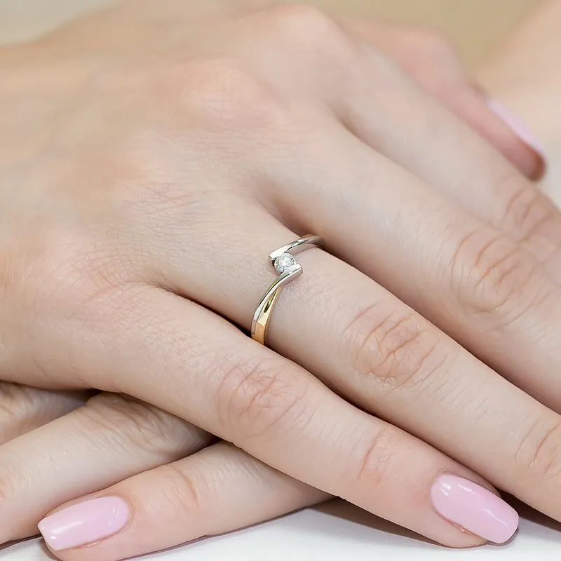 Zlatý prsten s diamantem 0,10 ct