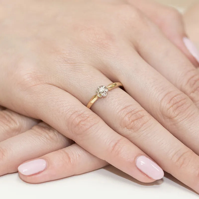 Goldring mit 0,04 ct Diamant