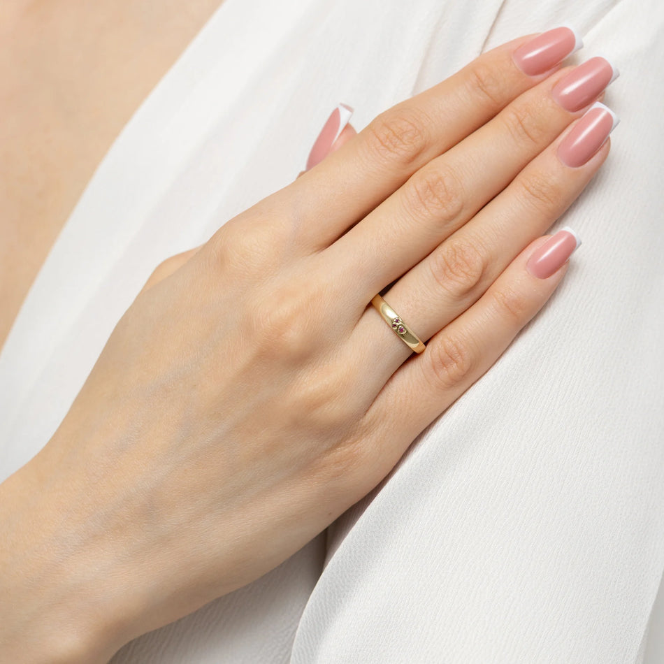 Goldring mit rotem Zirkonia