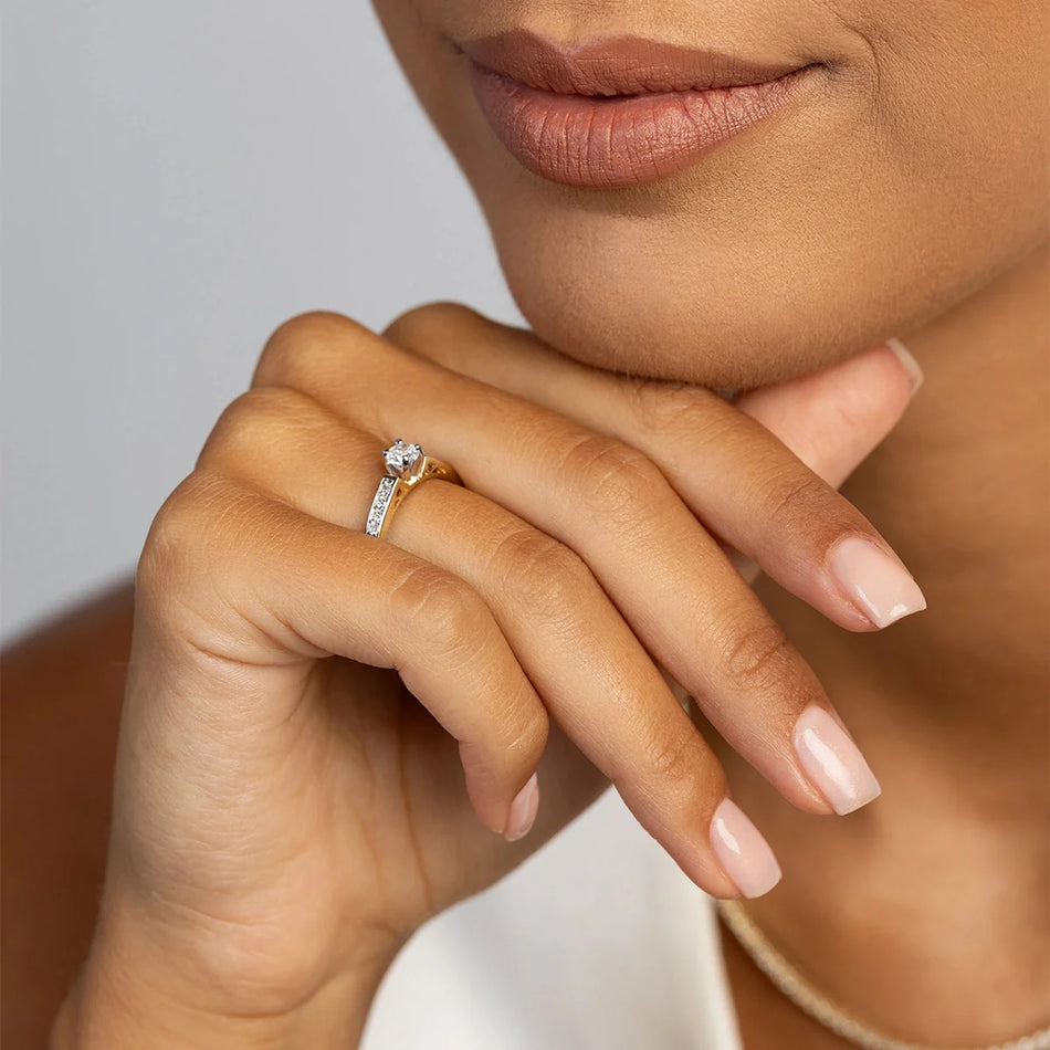 Goldring mit 0,30 ct und 0,116 ct Diamanten