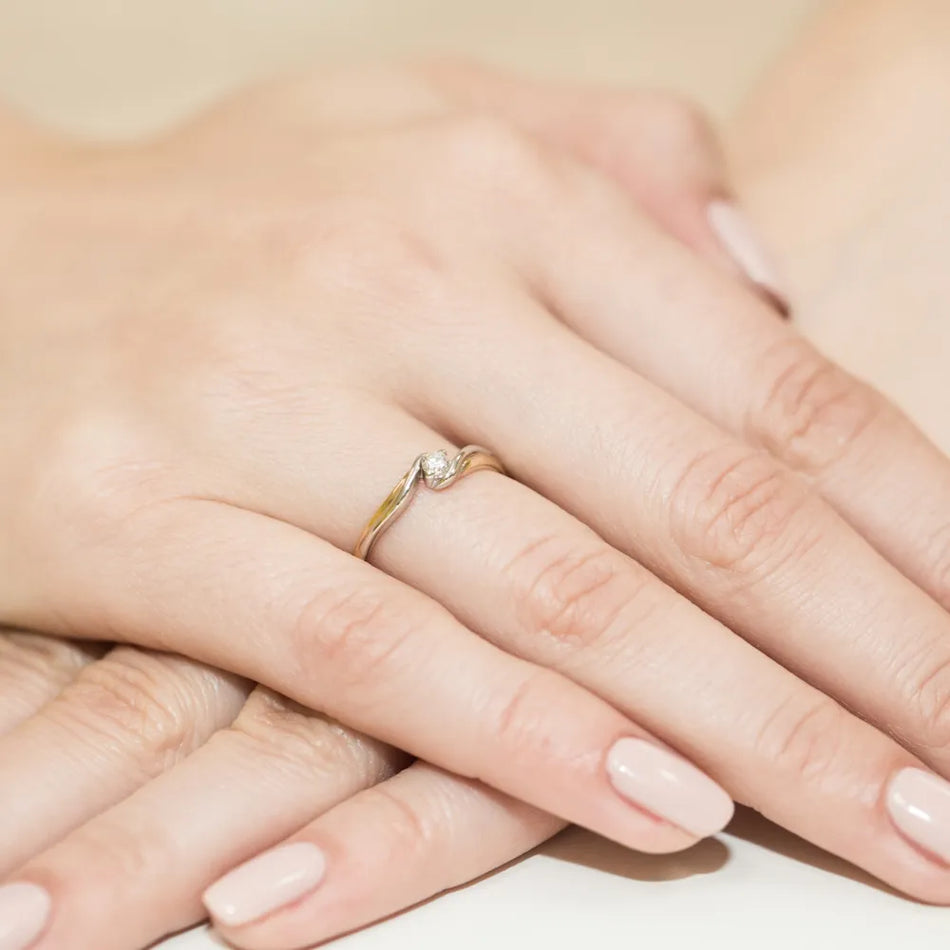 Goldring mit 0,08 ct Diamant