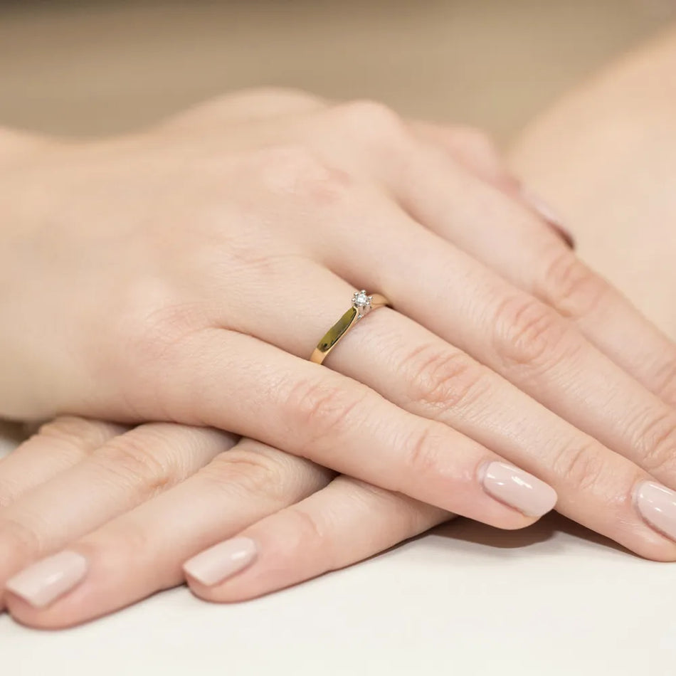 Goldring mit 0,04 ct Diamant