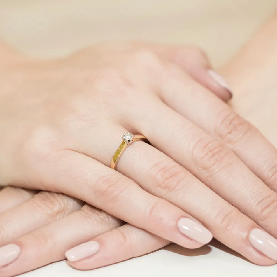 Goldring mit 0,08 ct Diamant