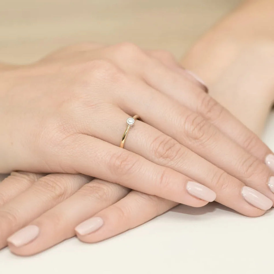 Zlatý prsteň s diamantom 0,08 ct