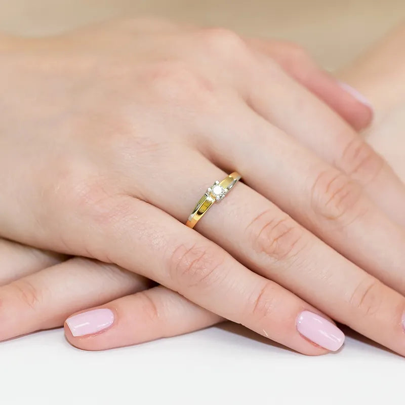 Goldring mit 0,12 ct Diamant