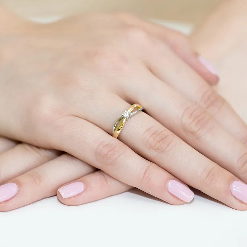 Zlatý prsteň s 0.10ct laboratórnym diamantom