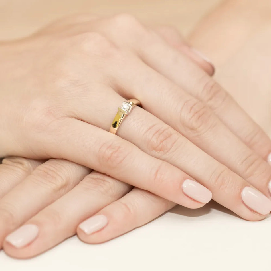 Zlatý prsten s diamantem 0,10 ct