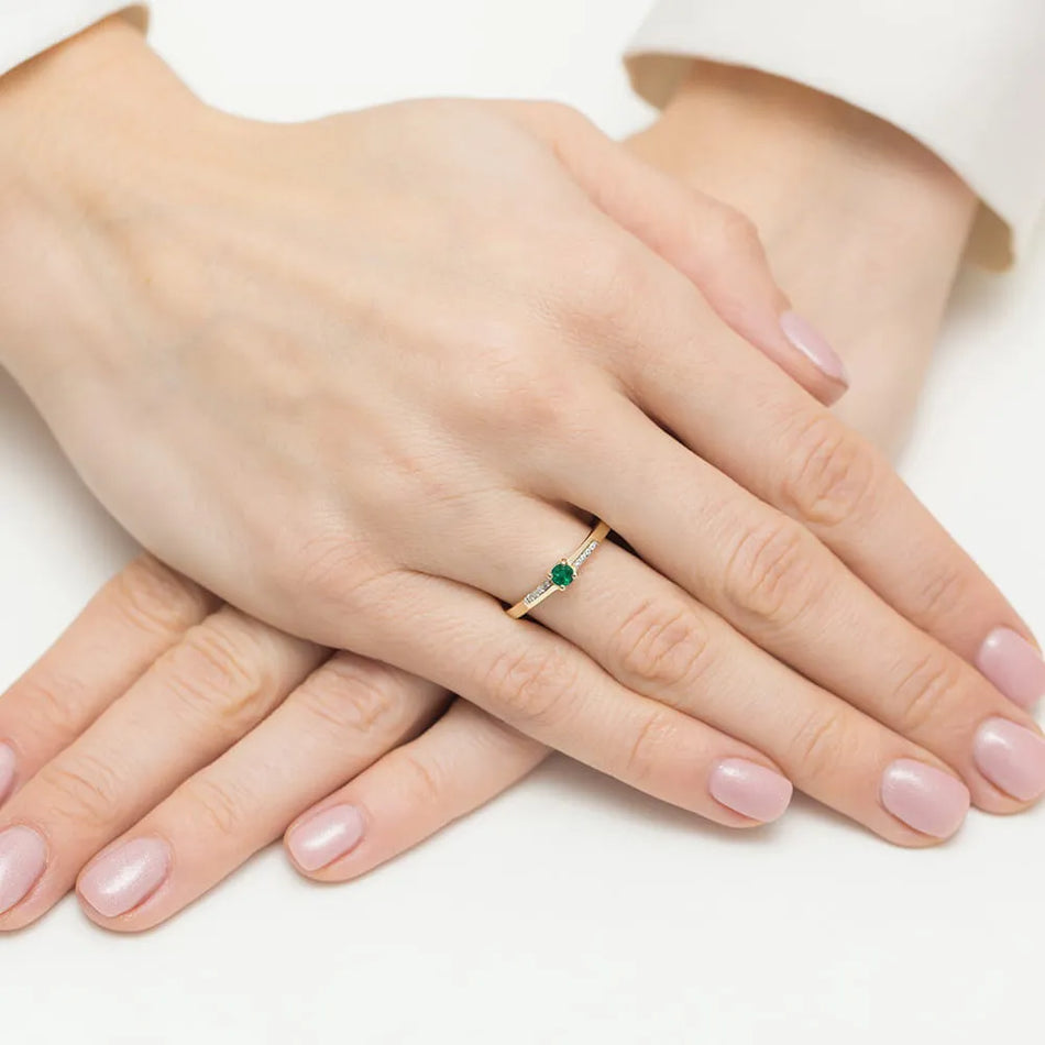 Zlatý prsten se smaragdem 0,15 ct a diamanty 0,04 ct