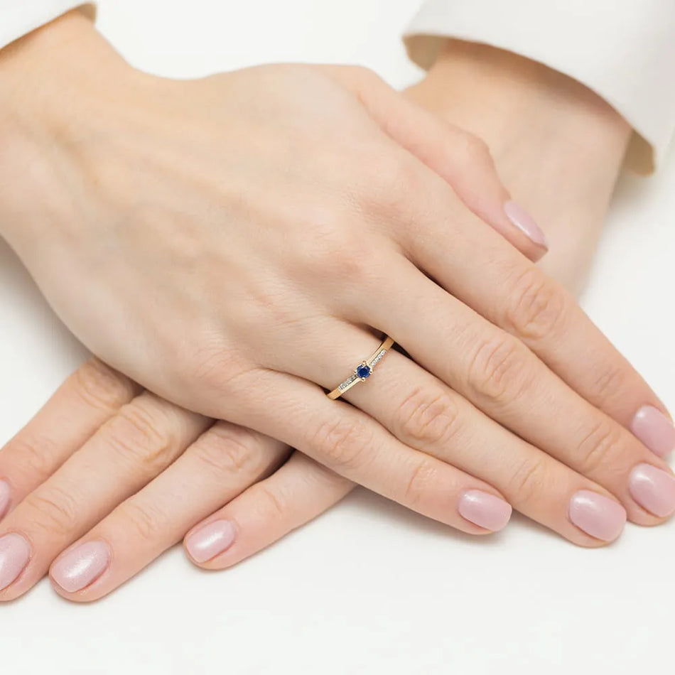 Zlatý prsten se safírem 0,15 ct a diamanty 0,04 ct