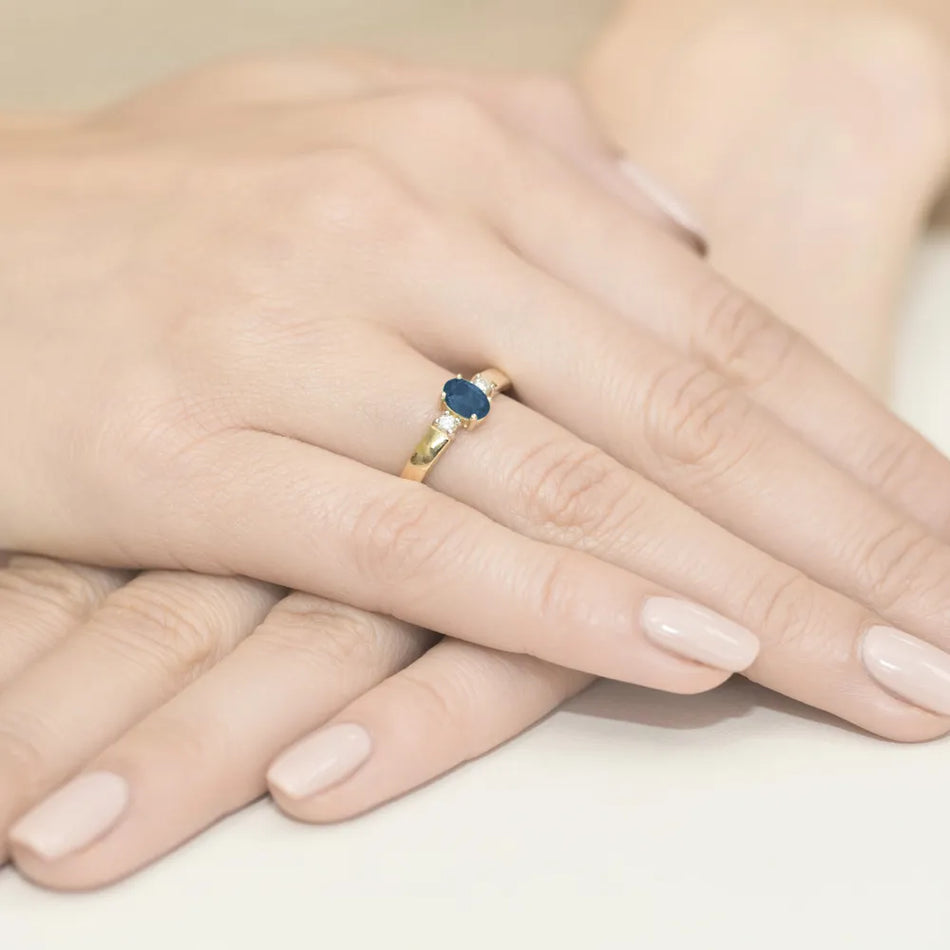 Goldring mit 0,70 ct Saphir und 0,08 ct Diamanten