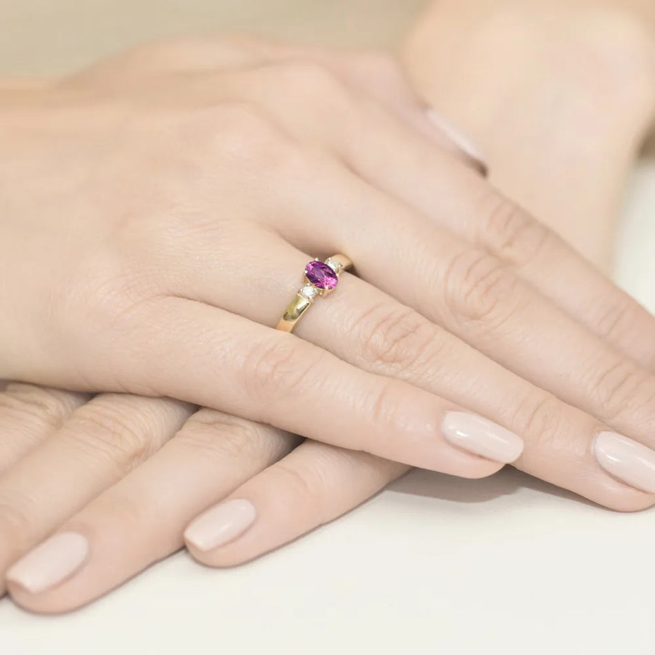 Gold Ring with 0.45ct Pink Sapphire and 0.08ct Diamonds