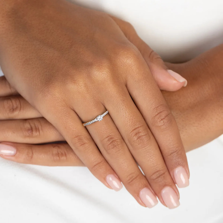 Gold Ring with 0.20ct Lab-and 0.08ct Lab-diamonds