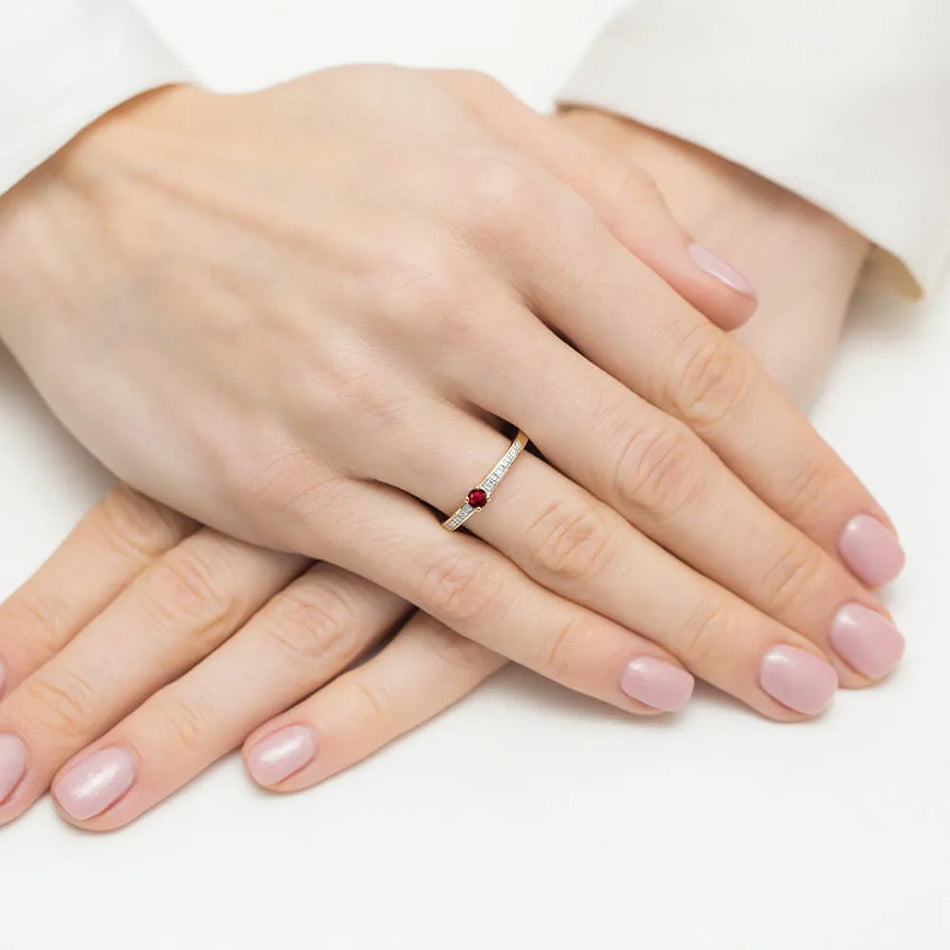 Zlatý prsten s rubínem 0,15 ct a diamanty 0,05 ct