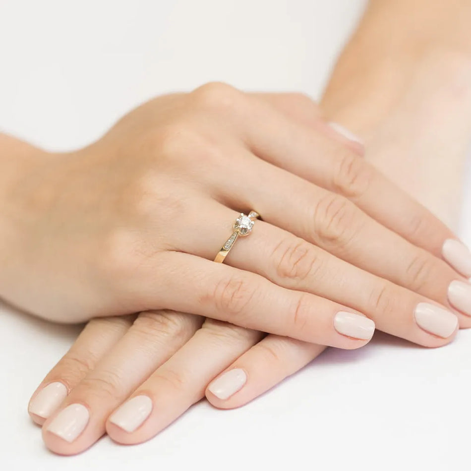 Zlatý prsten s 0,20 ct a 0,052 ct laboratorně pěstovanými diamanty