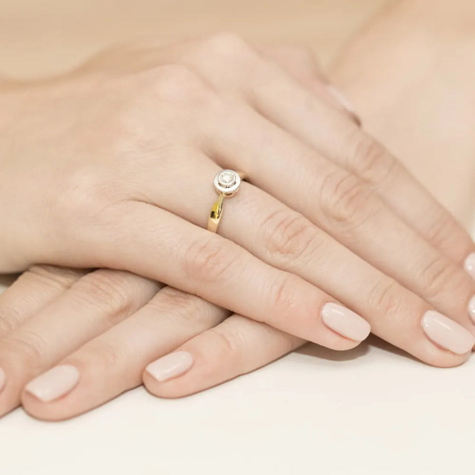 Goldring mit 0,15 ct Diamant