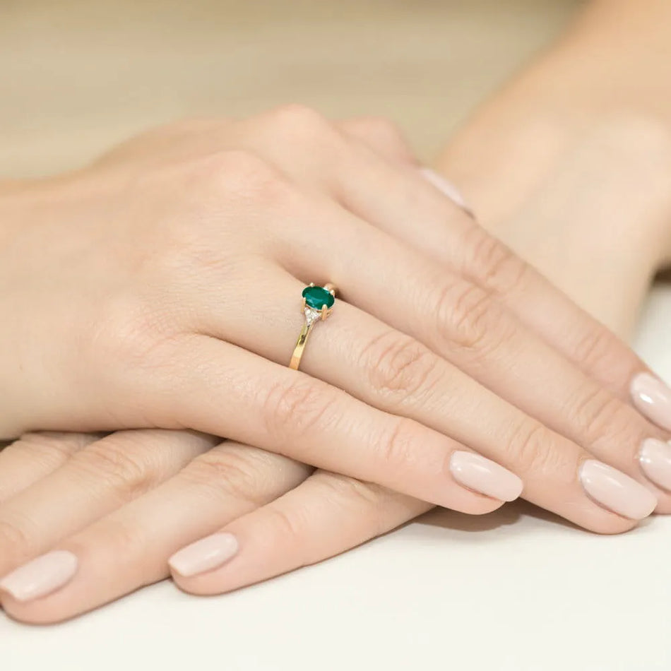 Zlatý prsten se smaragdem 0,40 ct a diamanty 0,052 ct