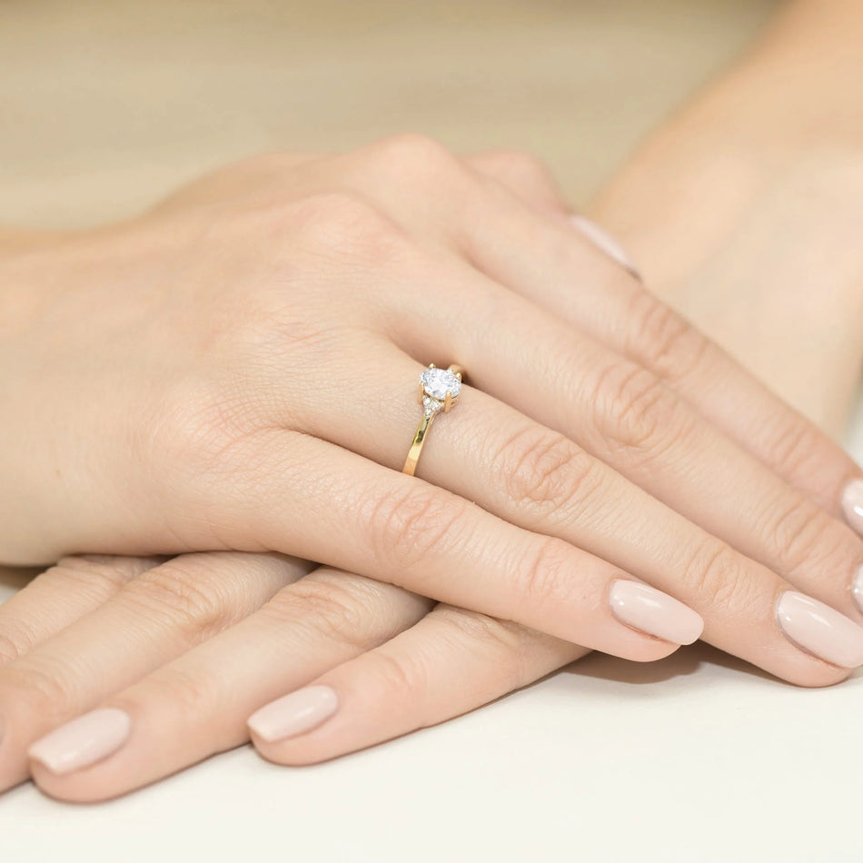 Zlatý prsten s 0,40 ct a 0,052 ct laboratorně vytvořenými diamanty