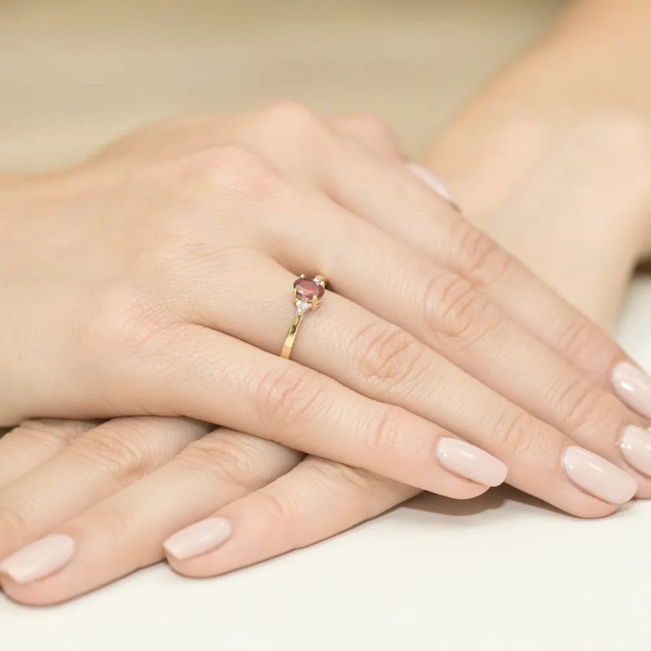 Zlatý prsten s rubínem 0,60 ct a diamanty 0,052 ct