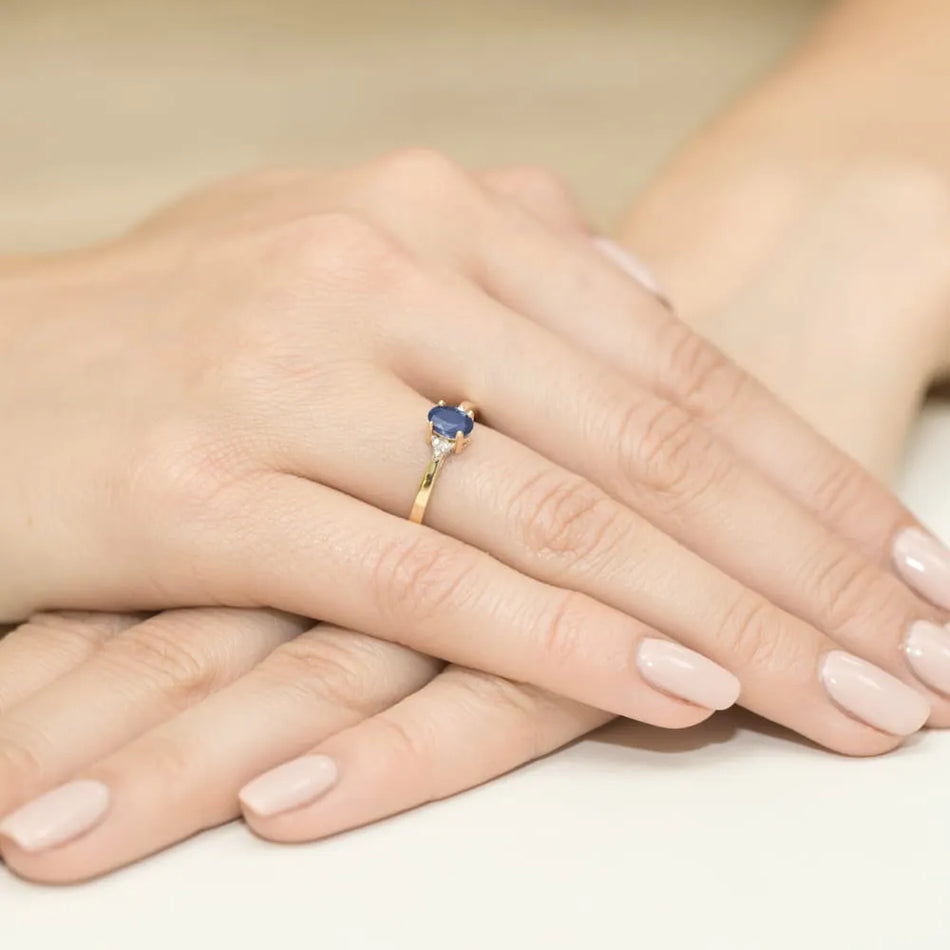 Goldring mit 0,70 ct Saphir und 0,052 ct Diamanten