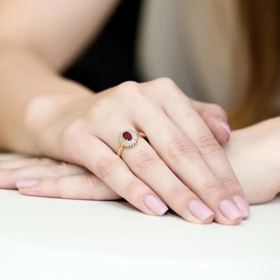 Goldring mit 0,60 ct Rubin und 0,195 ct Diamanten