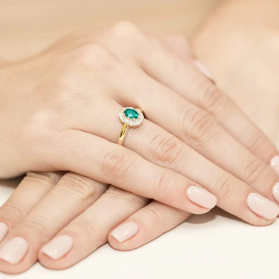 Zlatý prsten se smaragdem 0,40 ct a diamanty 0,069 ct