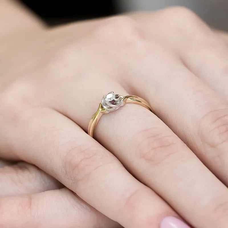 Zlatý prsten s diamantem 0,10 ct