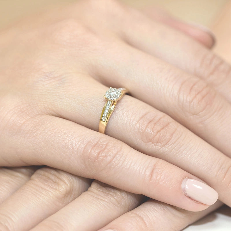 Zlatý prsten se zirkony