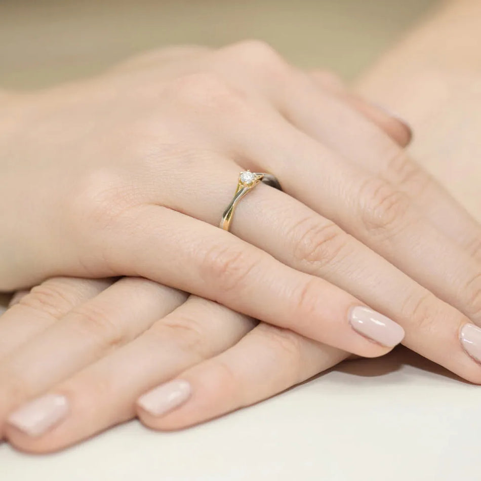 Goldring mit 0,12 ct Diamant