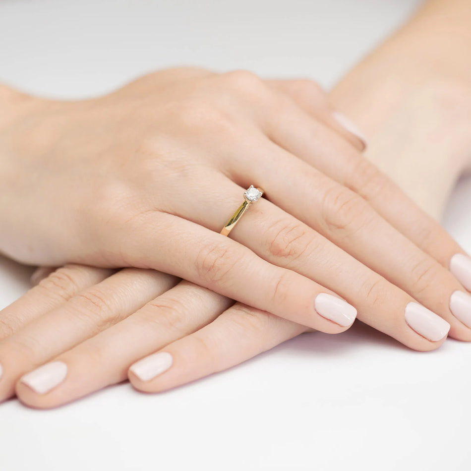 Gold Ring with 0.25ct and 0.05ct Diamonds