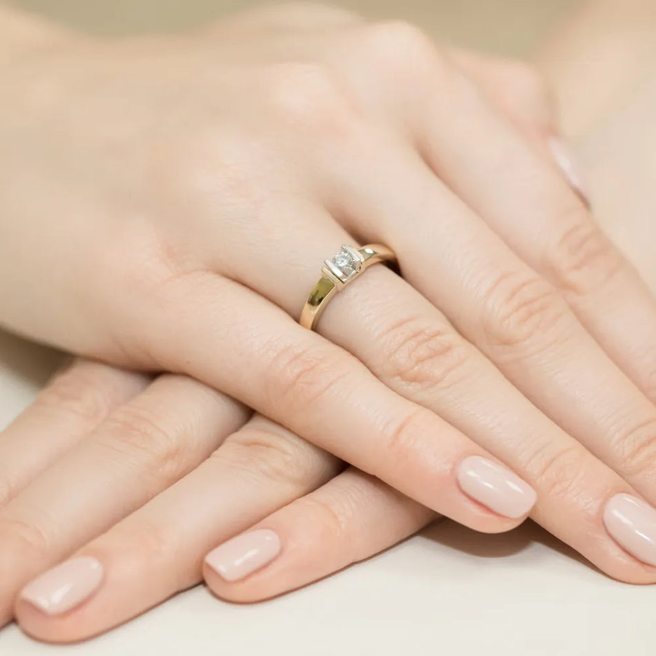 Goldring mit 0,10 ct Diamant