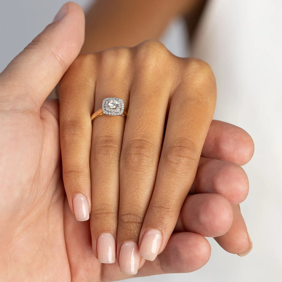 Zlatý prsteň s 0,30 ct a 0,20 ct laboratórnymi diamantmi