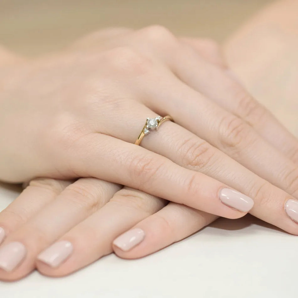 Gold Ring with 0.25ct and 0.017ct Diamonds